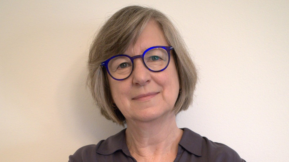 A psicolinguista americana Maryellen MacDonald diz que os pais devem dar aos filhos a oportunidade de fazer tarefas ligeiramente difíceis, mesmo que gerem ansiedade — Foto: BBC News fonte