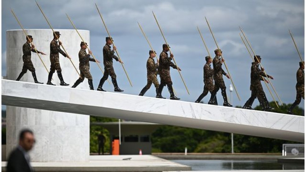 Militares durante ensaio na rampa do Palácio do Planalto para a cerimônia de posse de Lula e Alckmin — Foto: EPA via BBC News Brasil