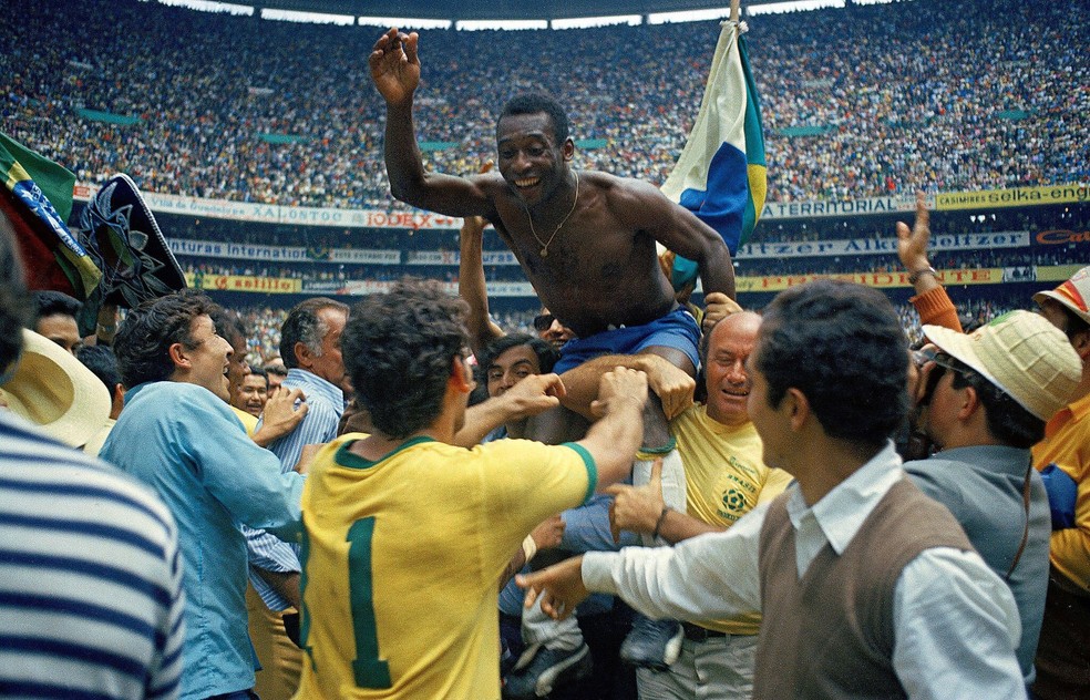 Pelé comemora a conquista do título na Copa do Mundo de 1970 — Foto: Unknown - Distributed by the Associated Press, Public domain, via Wikimedia Commons
