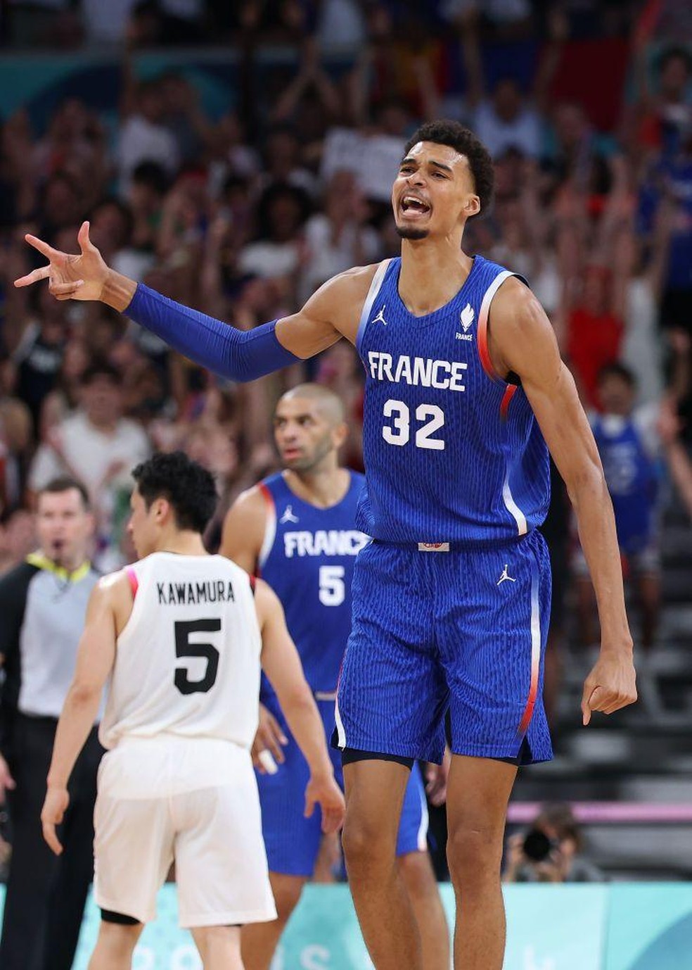Fonte BBC News — Foto: O jogador de basquete mais alto dos Jogos, o astro francês da NBA de 2,24 metros, Victor Wembanyama, jogou contra o Japão, onde Yuki Kawamura, de 1,72 metros de altura, e Yuki Togashi, de 1,62 metros de altura, estão competindo