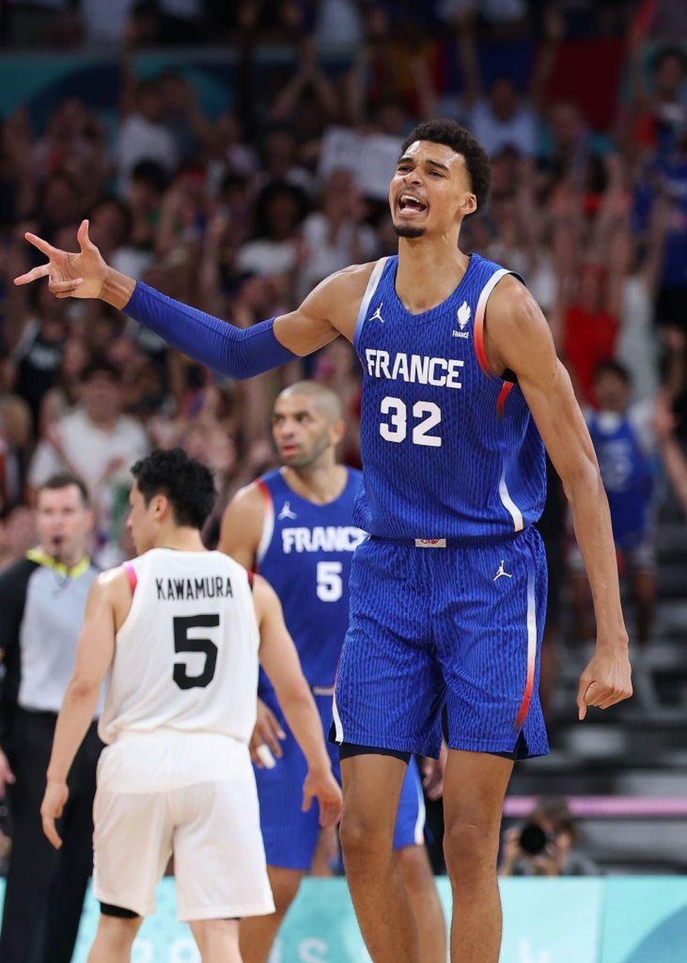 Fonte BBC News — Foto: O jogador de basquete mais alto dos Jogos, o astro francês da NBA Victor Wembanyama, de 2,24 metros, jogou contra o Japão, onde Yuki Kawamura, de 1,72 metros de altura, e Yuki Togashi, de 1,62 metros de altura, estão competindo