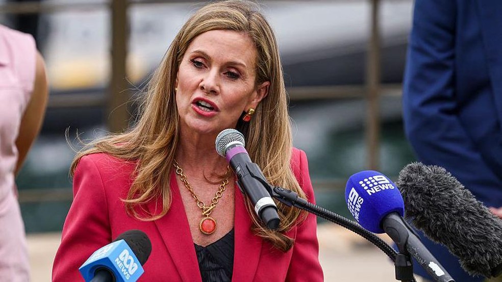 Inman Grant fala durante um evento em Sydney, no dia 10 de dezembro de 2025, quando entrou em vigor a proibição dos adolescentes nas redes sociais na Austrália — Foto: BBC News fonte