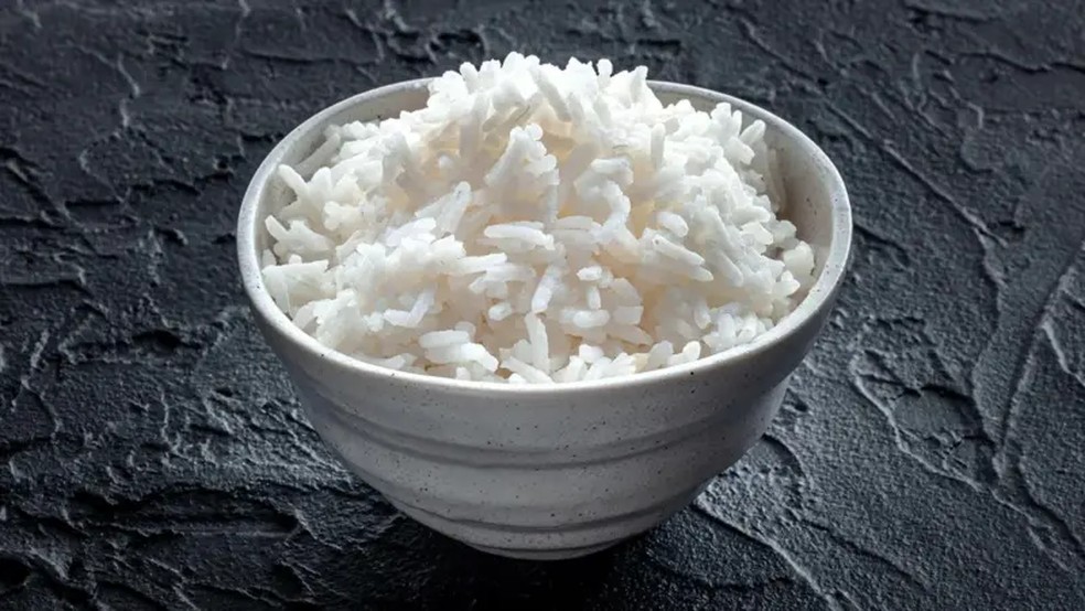 O arroz &eacute; um alimento b&aacute;sico para bilh&otilde;es de pessoas ao redor do mundo, mas um novo estudo sugere que as mudan&ccedil;as clim&aacute;ticas podem aumentar os n&iacute;veis de ars&ecirc;nio contidos no gr&atilde;o &mdash; Foto: Alamy via BBC News