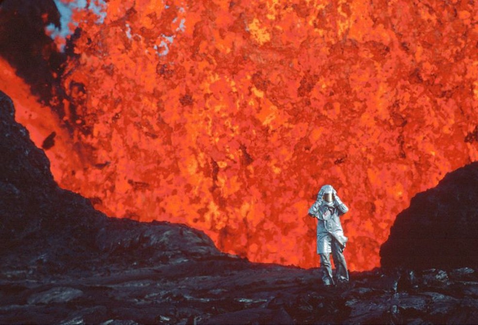 Casal recolhia amostras de material vulcânico para pesquisas — Foto: IMAGE'EST/DIVULGAÇÃO/VIA BBC