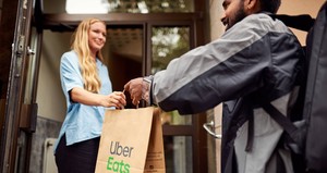 Uber Eats lançará recursos de IA e mais opções de pagamento