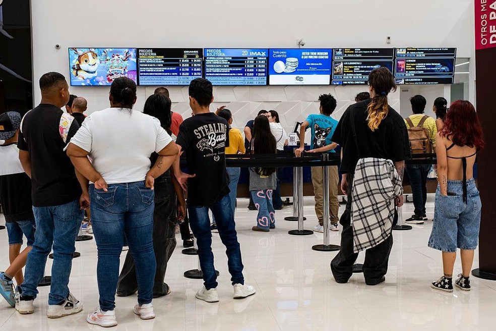 O consumo privado tem sido um dos principais motores do crescimento recente da economia colombiana — Foto: BBC News fonte