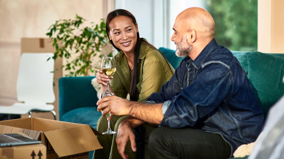 A herançocracia influencia até mesmo o tipo de parceiro ou parceira que as pessoas escolhem, segundo a autora — Foto: BBC News fonte