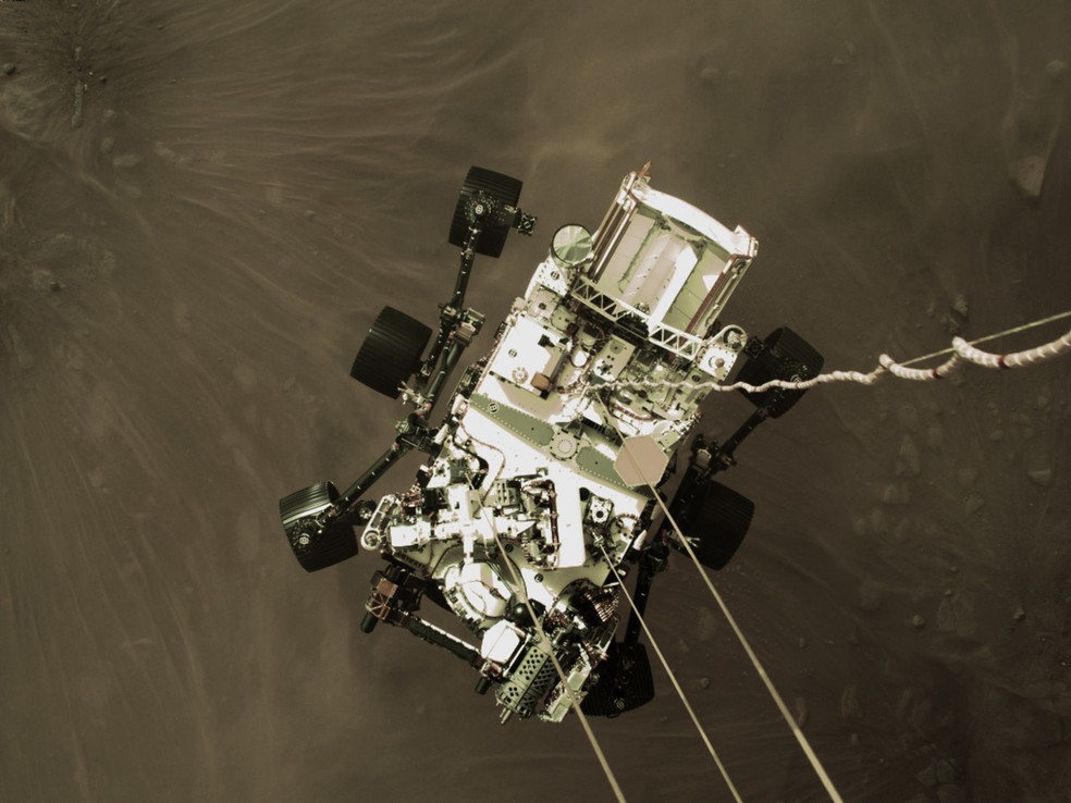 Perseverance da NASA, poucos metros acima da superfície marciana — Foto: NASA/JPL-Caltech