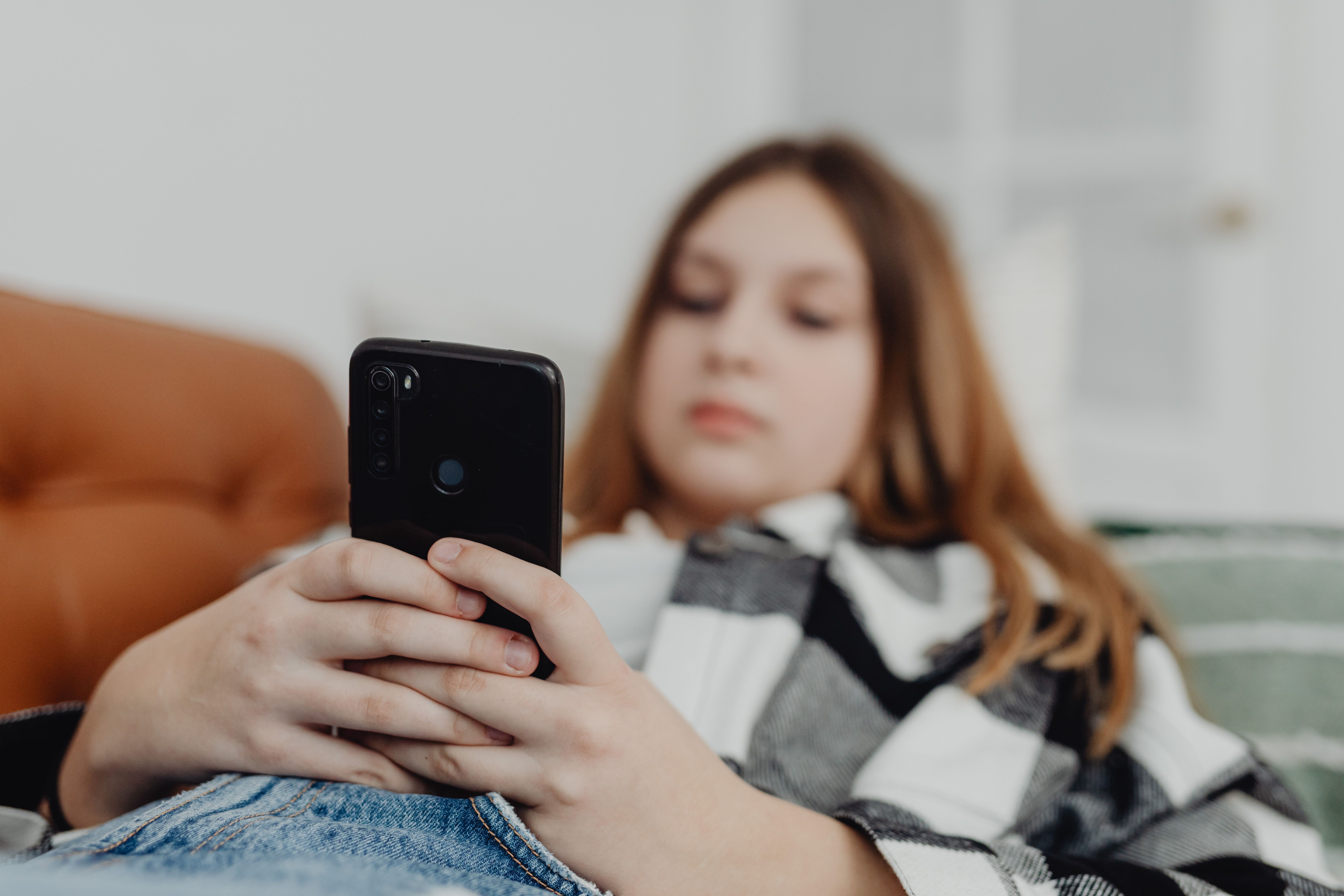 Redes sociais para menores de 15 são proibidas na França; entenda