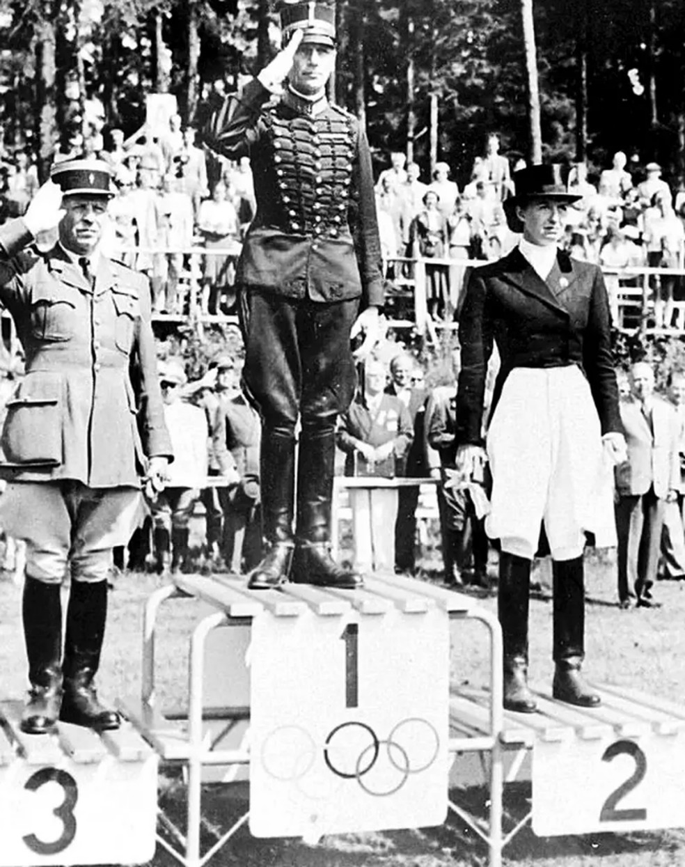 Lis Hartel ganha medalha de prata em Helsinque, 1952 — Foto: Alamy via BBC