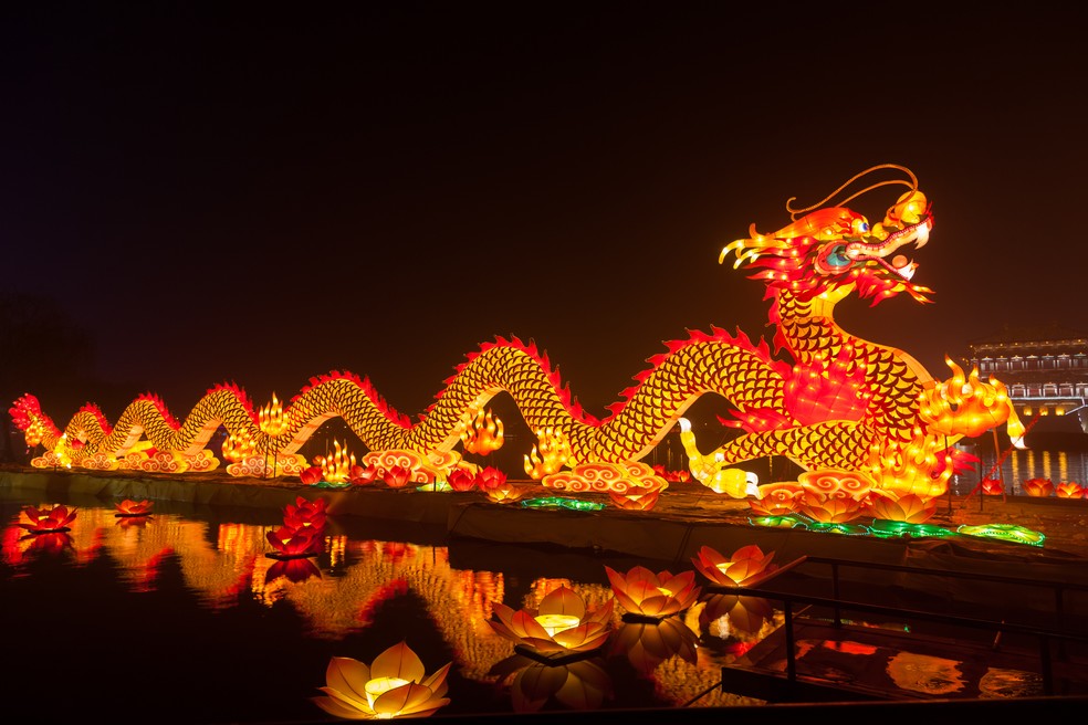 O dragão iluminado é uma figura típica das comemorações do Ano Novo Chinês — Foto: Pan Hong/Stock via Getty Images
