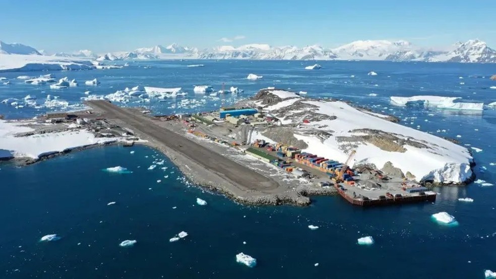 A neve e o mar podem desaparecer mesmo durante o verão na Estação de Pesquisa Rothera. Mas, no inverno, ela fica completamente isolada — Foto: BRITISH ANTARCTIC SURVEY via BBC