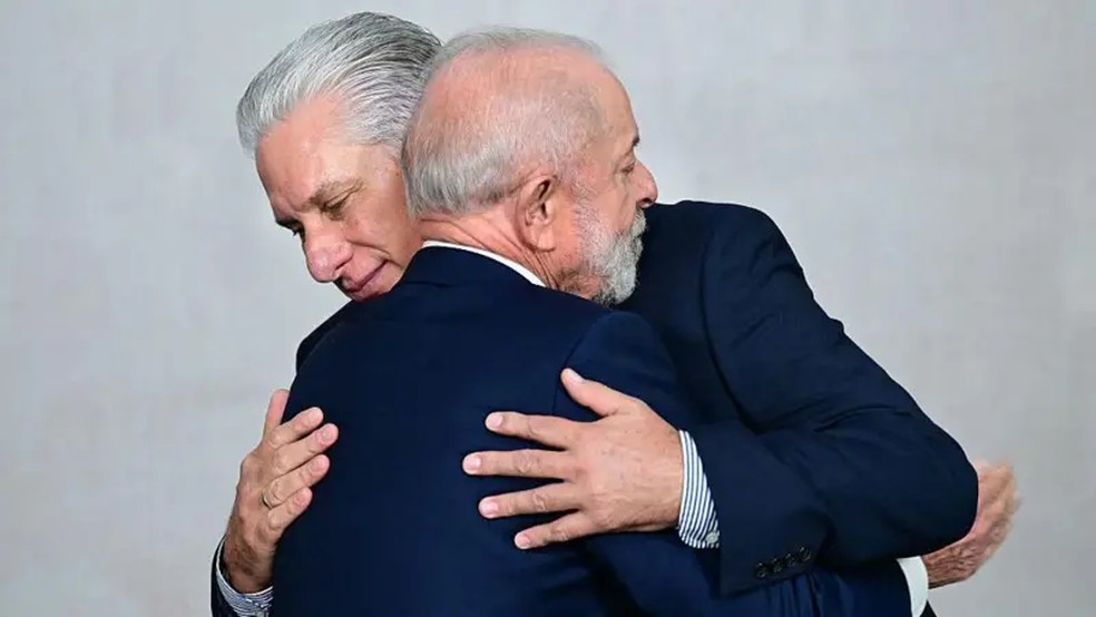 O presidente Lula abraça Miguel Díaz-Canel, presidente de Cuba — Foto: BBC News Fonte
