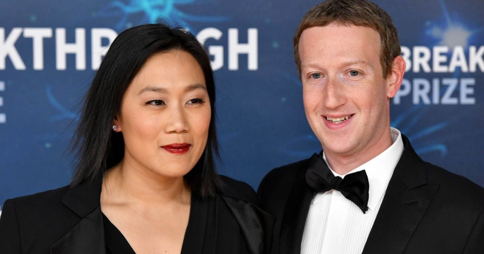 Mark Zuckerberg, na foto com sua esposa Priscilla, disse que o espaço subterrâneo em sua propriedade no Havaí é "como um pequeno abrigo". — Foto: BBC News fonte