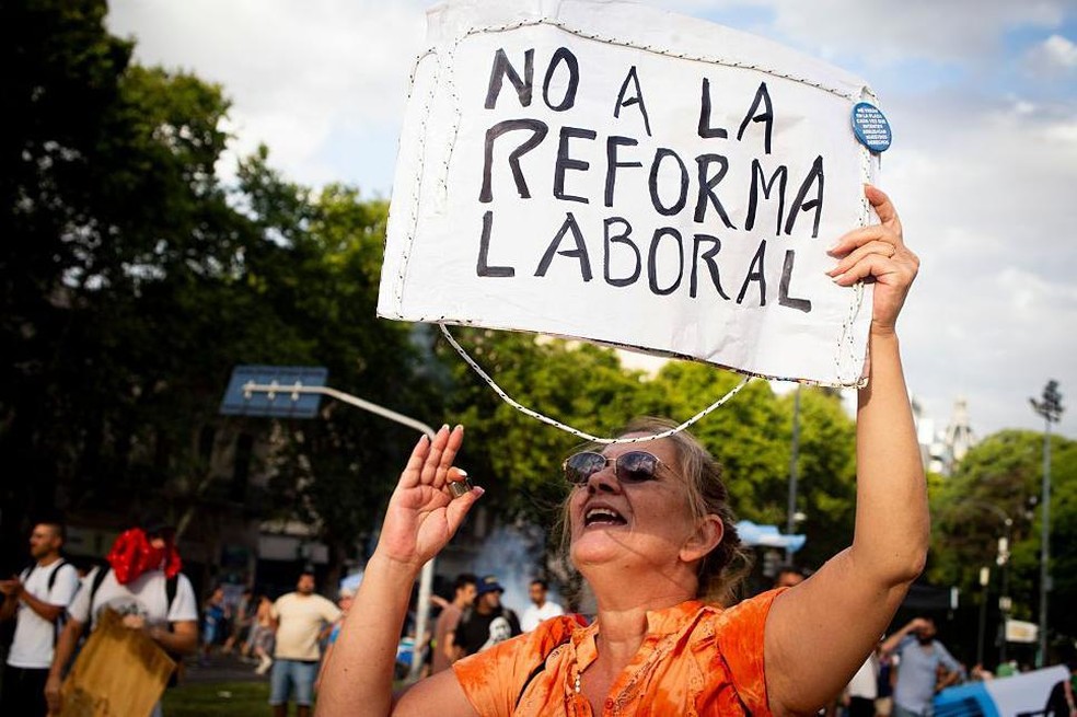 Houve protestos nas ruas de Buenos Aires contra a reforma — Foto: BBC News fonte