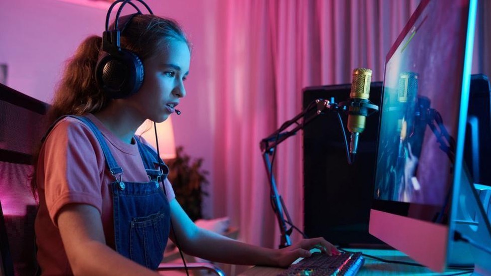 Os críticos afirmam que as plataformas de jogos deveriam ser incluídas na proibição australiana de redes sociais para menores de 16 anos — Foto: BBC News fonte