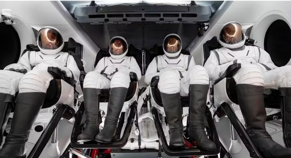 Os testes do novo traje que será utilizado na missão Polaris Dawn foram realizados em câmara de vácuo — Foto: Divulgação