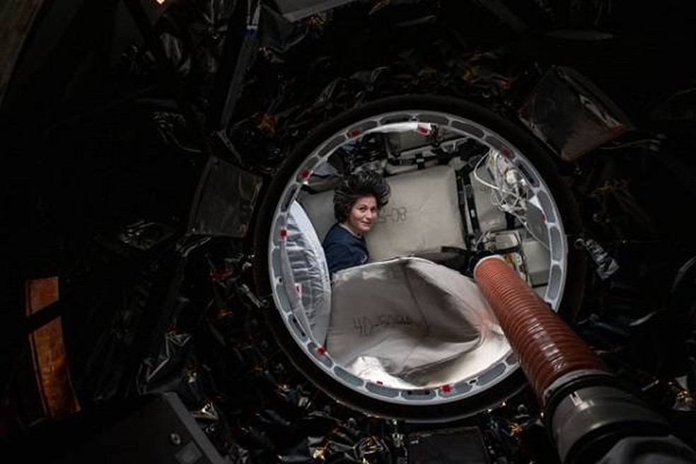 Astronauta da ESA (Agência Espacial Europeia), Samantha Cristoforetti, empacotando carga na ISS — Foto: NASA