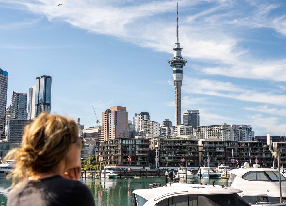 Cada vez mais neozelandeses consideram um futuro fora de seu país — Foto: BBC News fonte