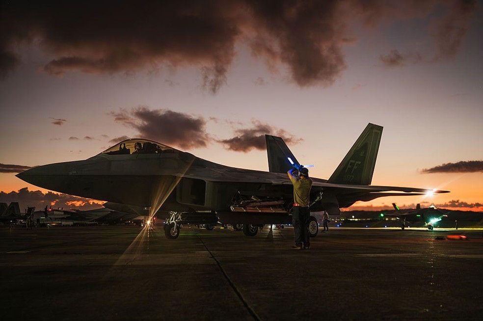 Os aviões F-22 conseguiram entrar no espaço aéreo venezuelano depois que os radares do país foram neutralizados por recursos de guerra eletrônica — Foto: BBC News fonte