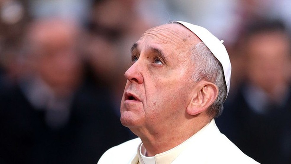Papa Francisco diz que papa emérito Bento 16 está muito doente — Foto: Epoca Negocios