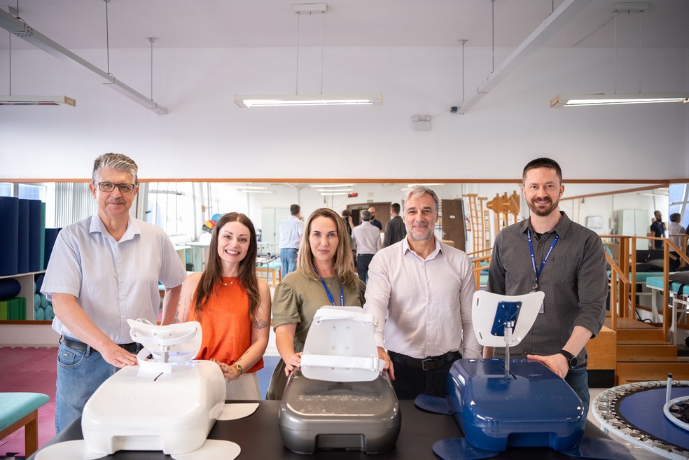 Da esq. para a dir.: Alexandre Vieceli, professor e pesquisador da UCS; Fernanda Trubian, fisioterapeuta; Katiúcia Corlatti, professora e pesquisadora da UCS; Alexandre Avino, coordenador do projeto; e Matheus Jahn, da Agência de Inovação da UCS — Foto: Bruno Zulian/UCS