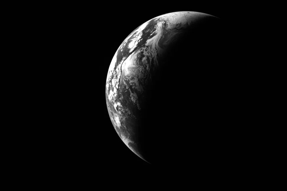 Terra quase totalmente na escuridão — Foto: Divulgação/NASA