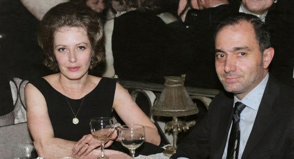 Waltraud (aqui com Gammal em uma foto de 1964 colorizada com IA) soube que seu marido havia sido um espião quando suas memórias lhe foram entregues após a morte dele — Foto: BBC News fonte