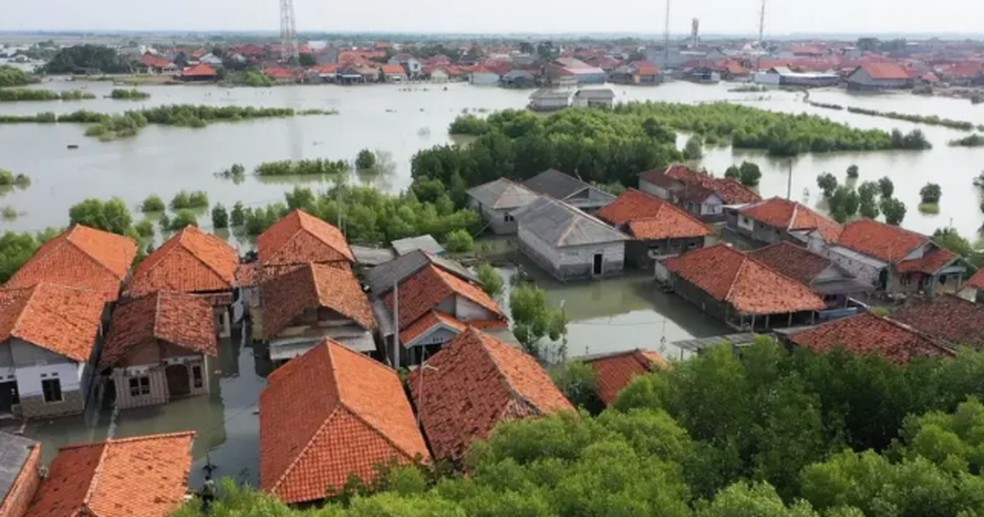 Os bairros parecem ilhas isoladas quando a maré invade a região — Foto: Ivan Batara/BBC
