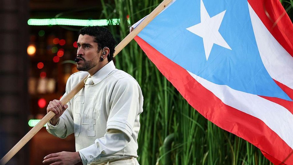 Porto-riquenho, Bad Bunny é considerado hispânico ou latino pelas estatísticas oficiais americanas — mas brasileiros ficam de fora da categoria — Foto: BBC News fonte
