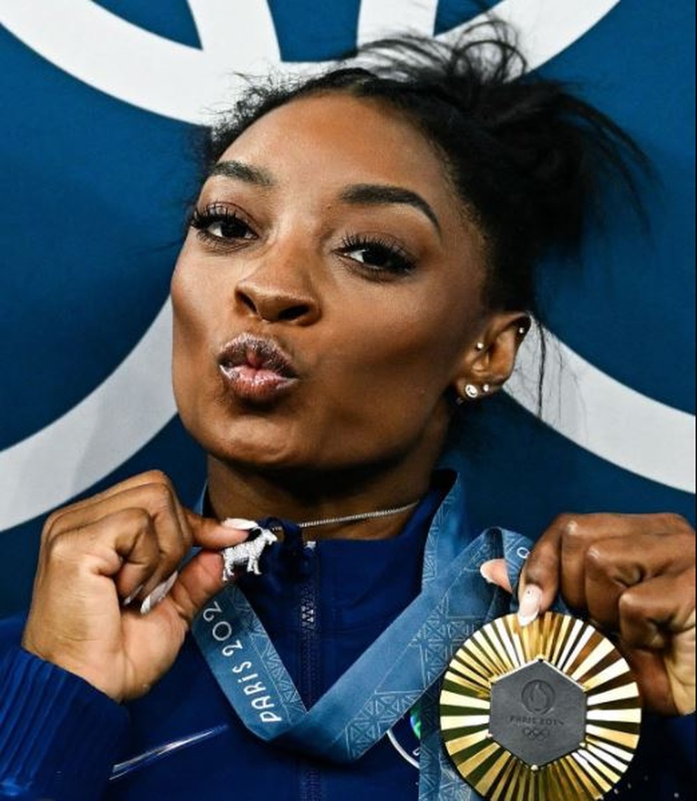 Olimpíadas 2024: Simone Biles sobe ao pódio com um colar de cabra ...