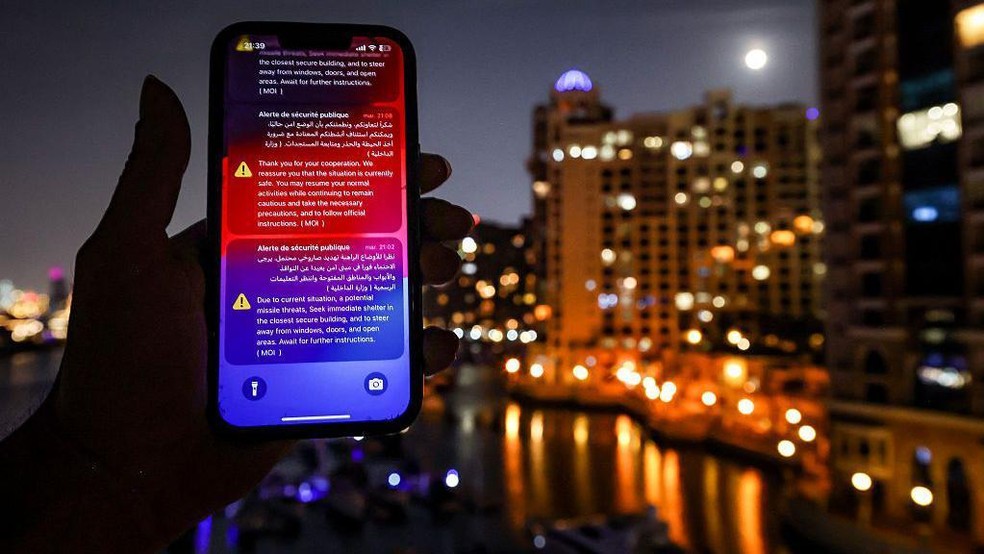 Os mísseis lançados pelo Irã em direção aos vizinhos do Golfo não têm precedentes, mas o ataque deliberado à sensível infraestrutura de abastecimento de água parece restrito até aqui — Foto: BBC News fonte