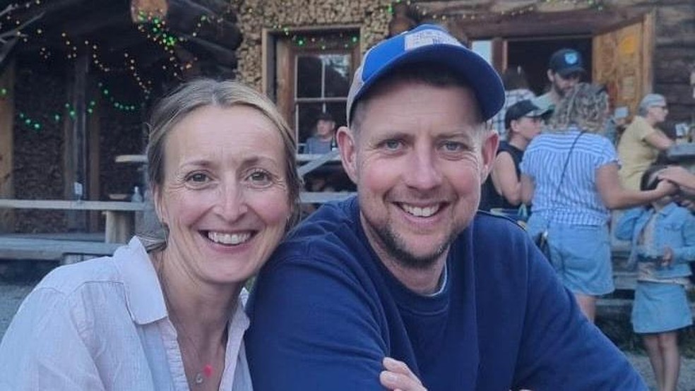 Caroline e Gareth se conheceram na escola em Nottinghamshire, no Reino Unido — Foto: BBC News fonte