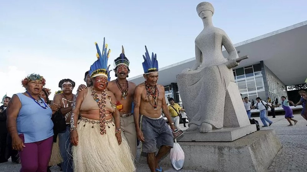 Em foto de 2009, indígenas protestam em frente ao STF, no período do julgamento sobre a Terra Indígena Raposa Serra do Sol — Foto: GETTY IMAGES via BBC
