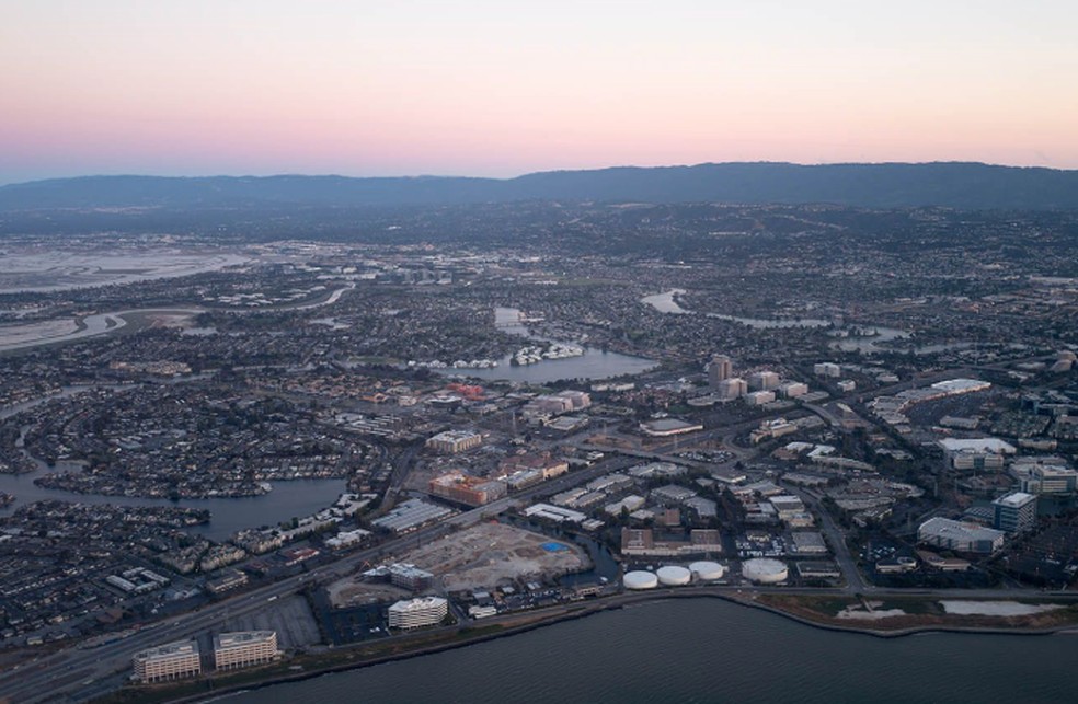 Os líderes tecnológicos do Vale do Silício — onde estão sediadas as empresas de IA mais importantes do mundo — falam sobre as perspetivas da inteligência artificial geral. — Foto: BBC News fonte