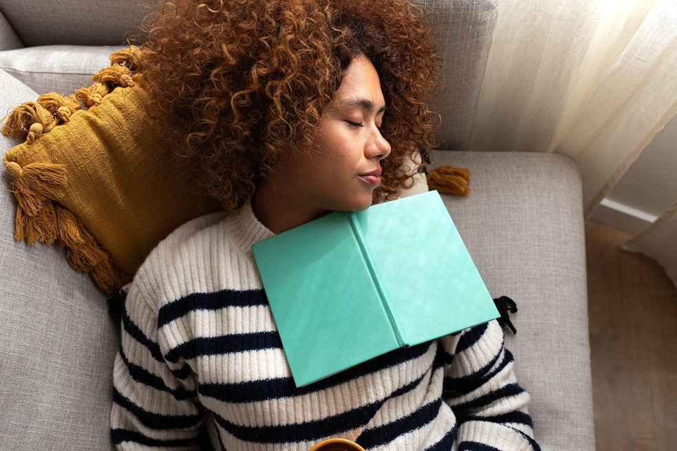 Especialistas afirmam que uma soneca ou um momento de relaxamento não representam perda de tempo, mas um caminho para estimular a criatividade — Foto: BBC News fonte