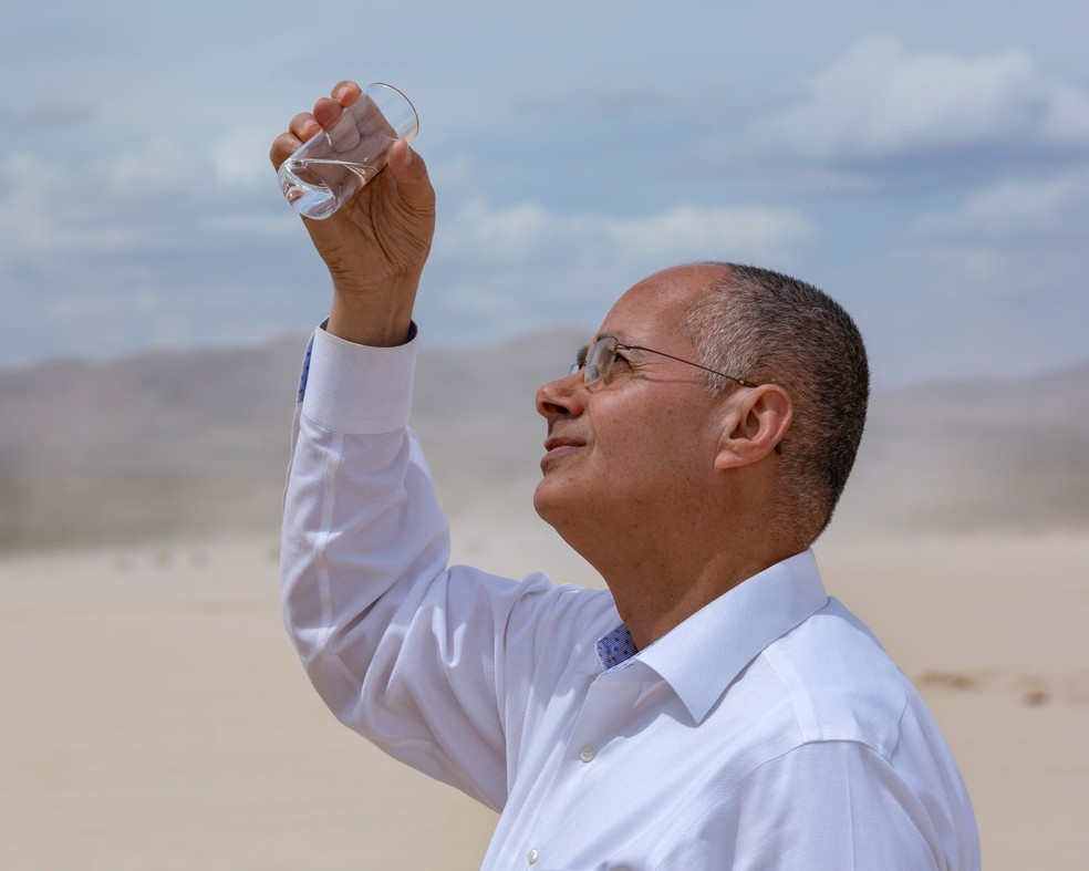 Omar Yaghi, fundador da Atoco, averigua resultados de um protótipo de sua máquina no Vale da Morte, na Califórnia, nos Estados Unidos — Foto: Divulgação/Atoco