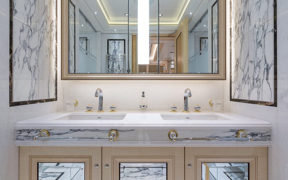 Os banheiros elegantes são todos feitos em mármore e madeira — Foto: H2 Yacht  Design