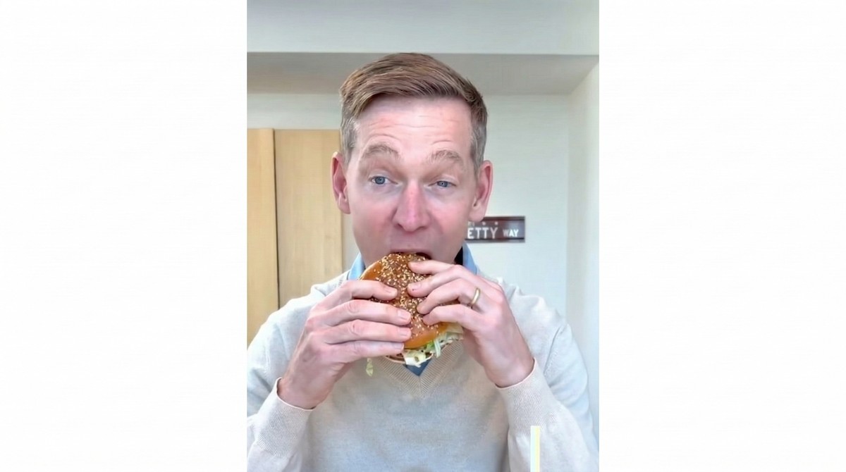 CEO do McDonald's vira meme ao morder hambúrguer com delicadeza
