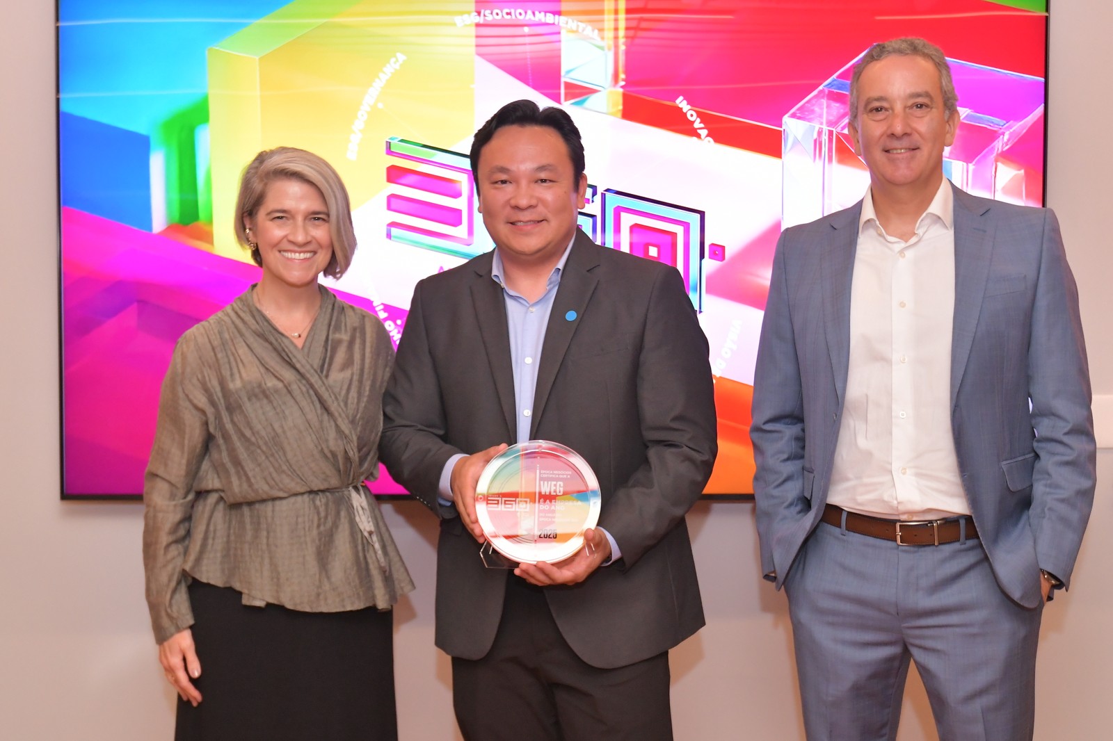 Maria Fernanda Delmas e André Proença entregam o prêmio de Empresa do Ano para Alberto Kuba, presidente da WEG — Foto: Flávio Santana