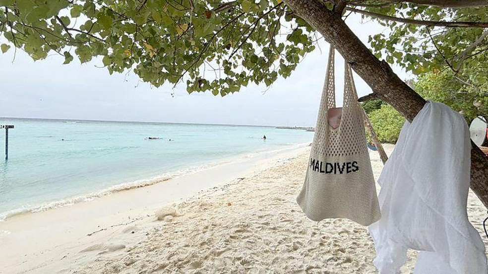Os moradores locais designaram 'praias de biquíni' separadas, onde os visitantes podem nadar e tomar banho de sol livremente — Foto: BBC News fonte