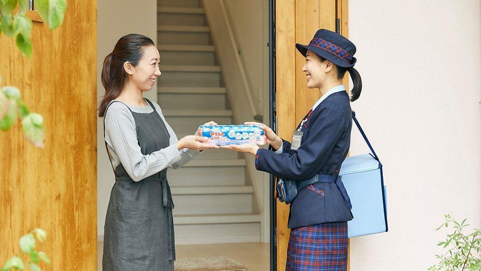 Em um país que envelhece com enorme rapidez, uma rede de entregadoras passou a ser uma fonte vital de conexão e cuidado para combater a solidão — Foto: BBC News fonte