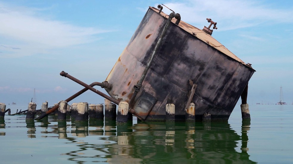 Grande parte da antiga infraestrutura petrolífera no Lago de Maracaibo e em seu entorno entrou em estado de deterioração — Foto: BBC News fonte