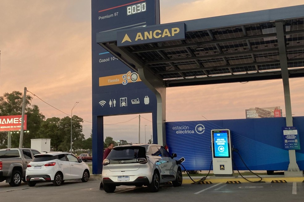 O Uruguai tem a gasolina mais cara do continente. Por isso, existe uma grande diferença de custo entre carregar um carro a combustão e um similar elétrico — Foto: BBC News fonte