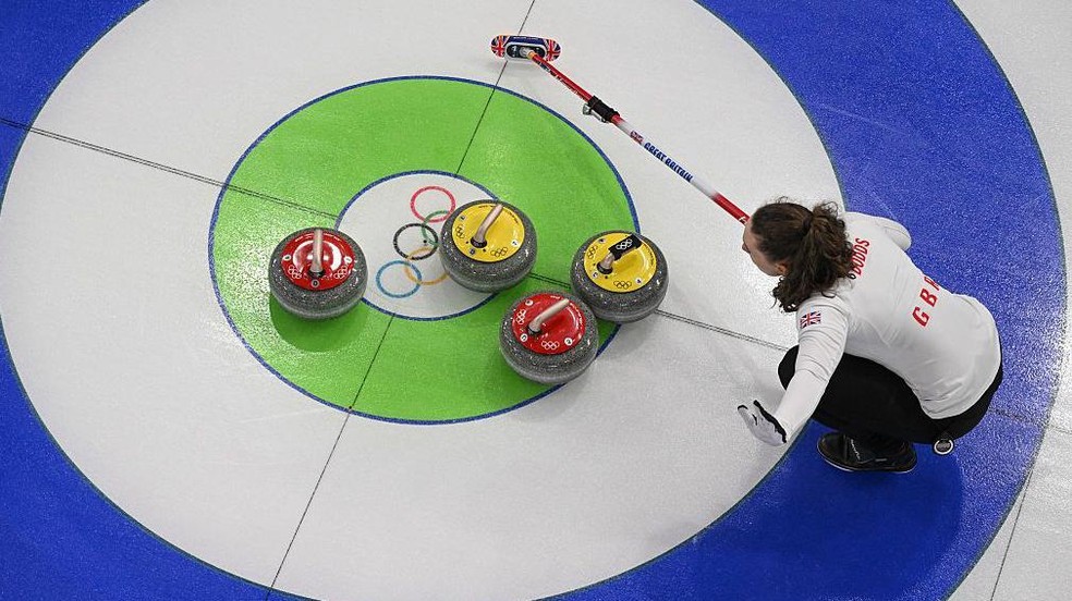 Curling é um dos esportes da Olimpíada de Inverno, que está sendo disputada na Itália este mês — Foto: BBC News fonte