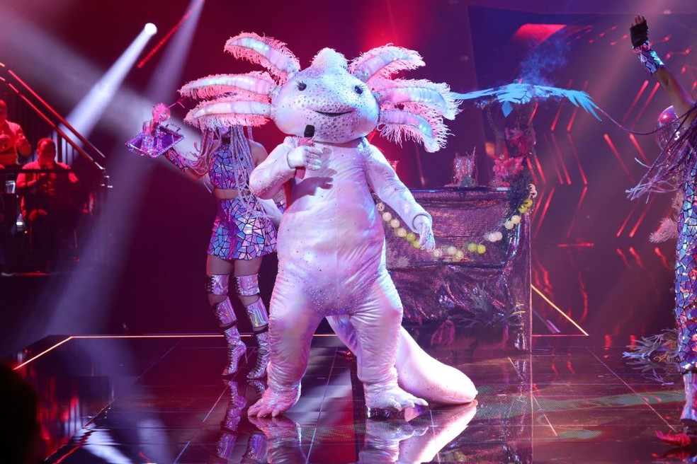 Participante do programa The Masked Singer se apresenta usando uma fantasia de Axomolote — Foto: Andreas Rentz/Getty Images