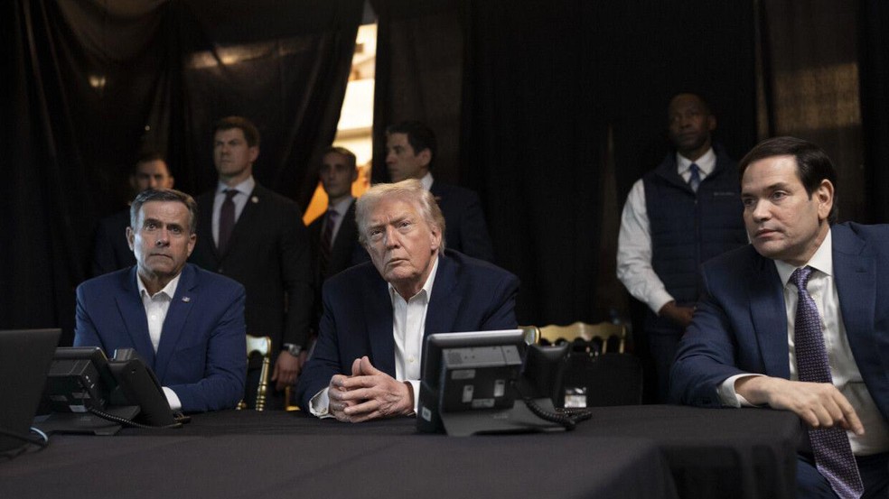 Trump assistiu a uma transmissão ao vivo da operação em sua residência na Flórida — Foto: BBC News fonte