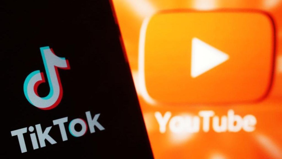 Criadores de conteúdo afirmam que vídeos no TikTok convidando o espectador a visitar canais do YouTube recebem menos visualizações. A plataforma nega qualquer manipulação neste sentido. — Foto: BBC News fonte