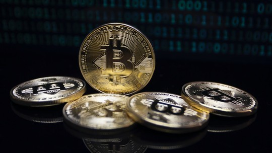 Bitcoin e Ethereum começam outubro em alta; com bitcoin supera US$ 28 mil na máxima intraday