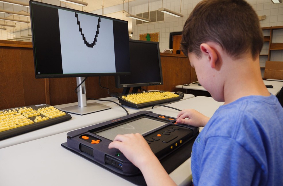 Criança manuseando aparelho — Foto: Divulgação/American Printing House for the Blind